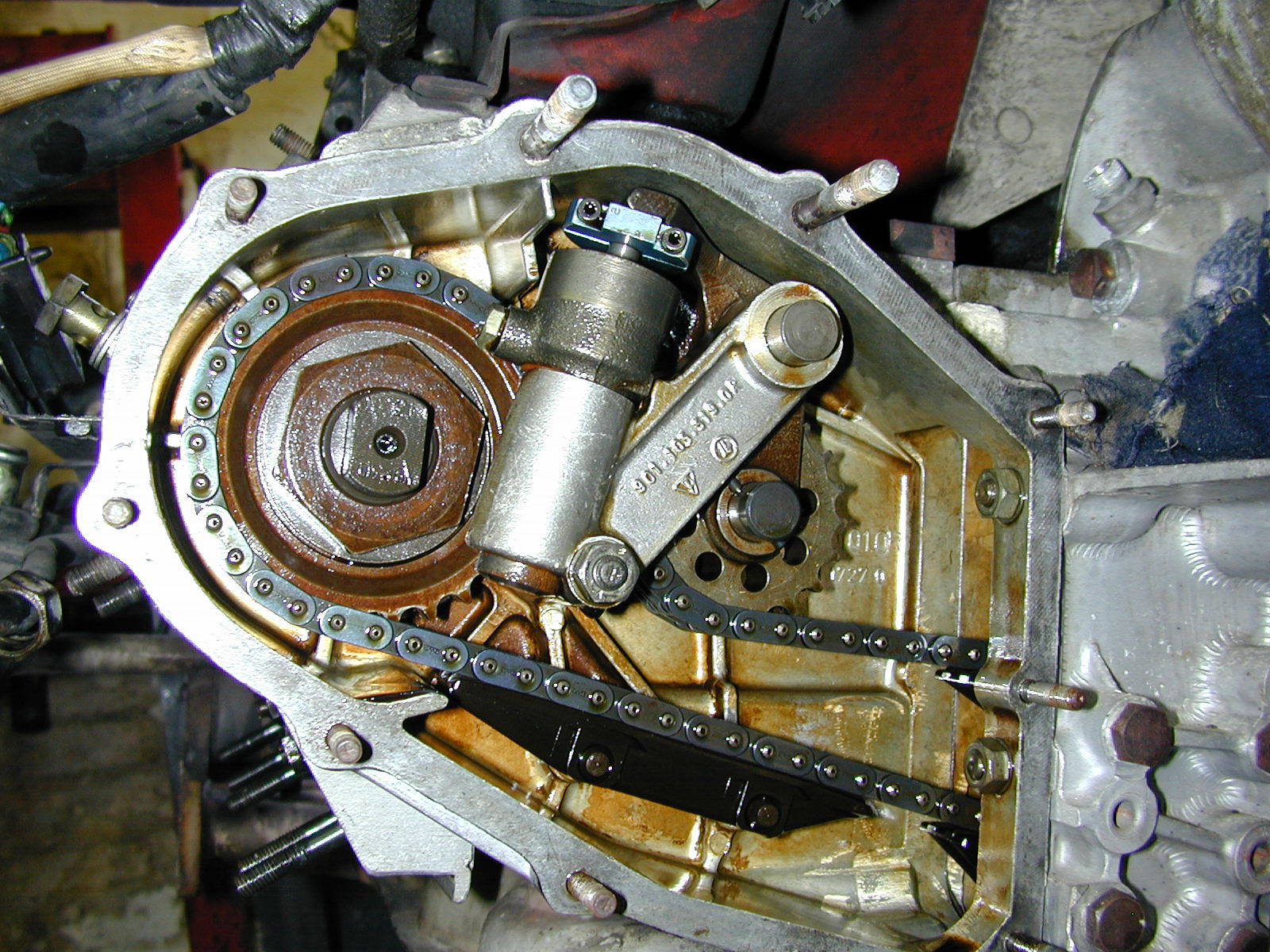 Hydraulic cam chain tensioner