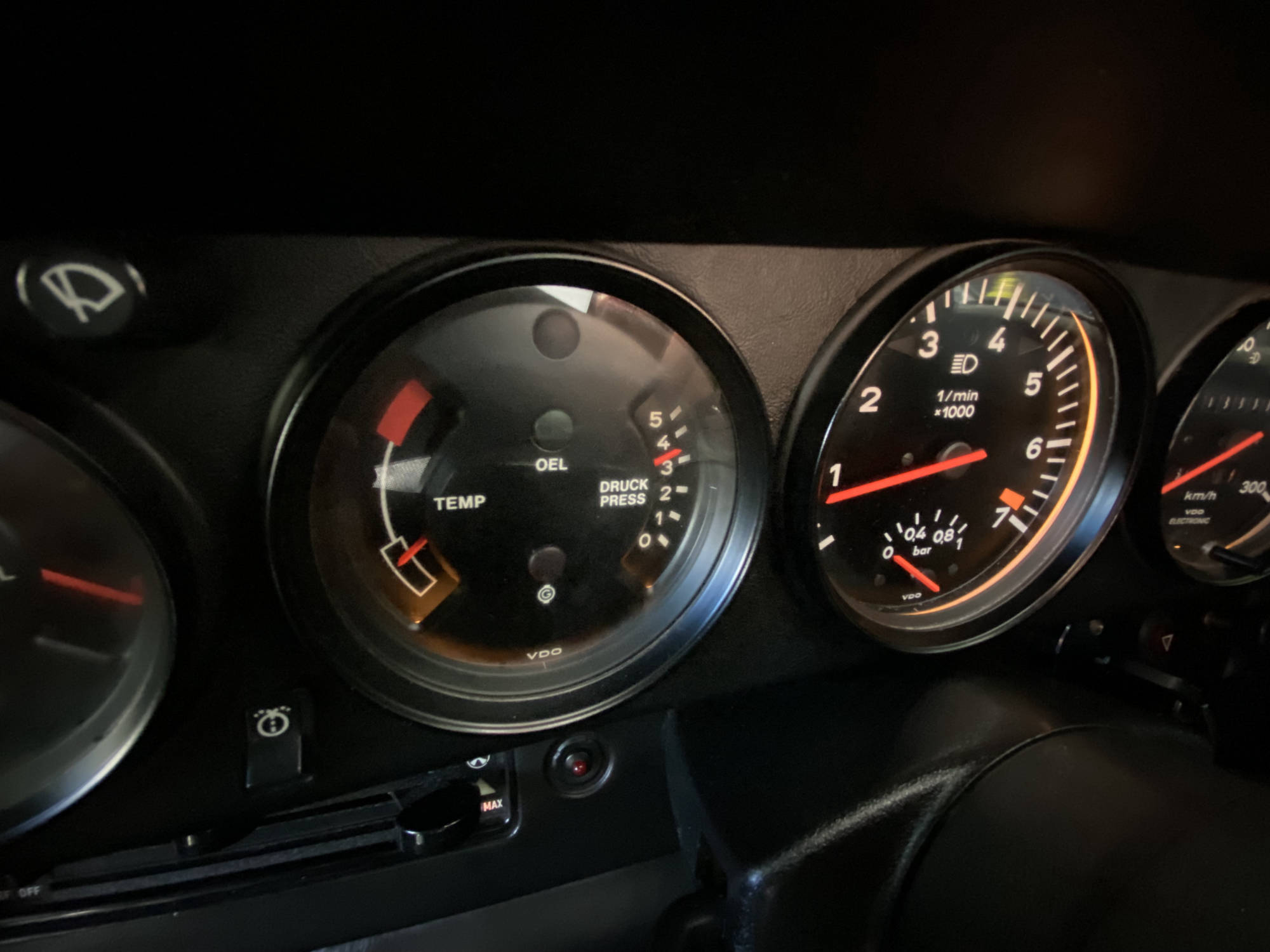 Porsche 930 Oil Temp Pressure and Revs